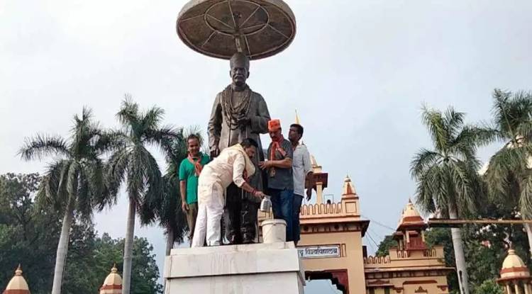 बीजेपी नेताओं ने वाराणसी की सड़कों पर लगाया झाड़ू, की महापुरुषों के प्रतिमाओं की सफाई 