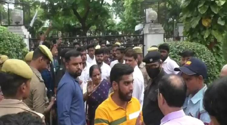 महात्मा गांधी काशी विद्यापीठ में काउंसलिंग के दौरान छात्रों ने किया तोड़फोड़ 