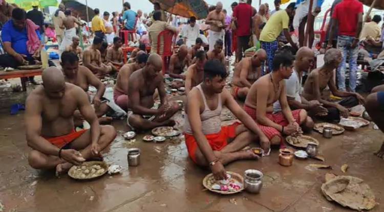 वाराणसी के घाटों पर आज पितरों की अंतिम विदाई,गंगा में स्नान कर लोग कर रहे तर्पण और पिंडदान-श्राद्ध