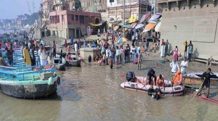 वाराणसी के शीतला घाट पर गंगा स्नान करते वक्त बालक डूबा, एनडीआरएफ खोजबीन में जुटी, परिजनों में मचा कोहराम