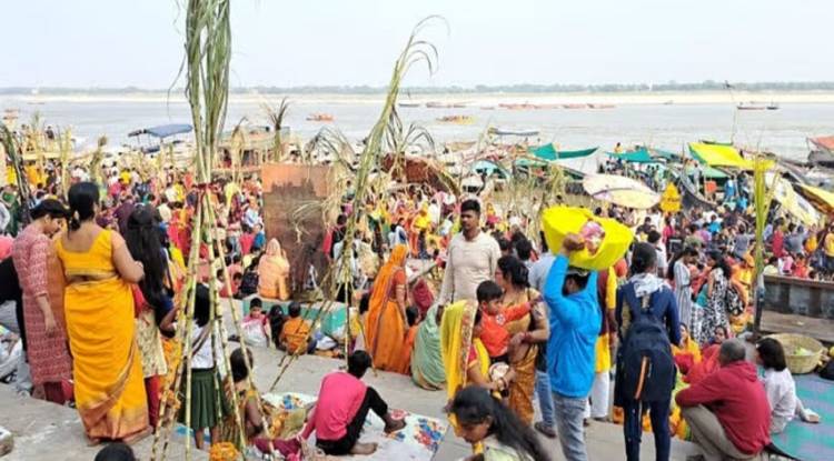 वाराणसी में अस्ताचलगामी भगवान सूर्य को अर्घ्य देने घरों से निकली व्रती महिलाएं, छठ के मधुर गीतों से गूंज रहे घाट