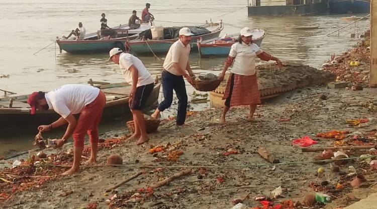 नमामि गंगे और गंगा टास्क फोर्स के सदस्यों ने घाटों पर चला स्वच्छता अभियान  