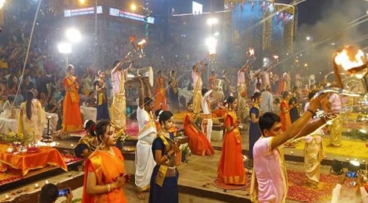 वाराणसी में देव दीपावली पर 84 घाटों पर रोशन हुए 21 लाख दीपक