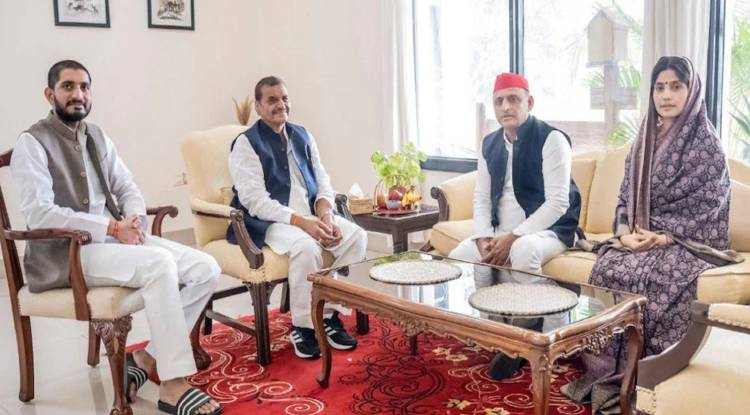 मैनपुरी उपचुनाव से पहले शिवपाल से मिलने पहुंचे अखिलेश और डिंपल