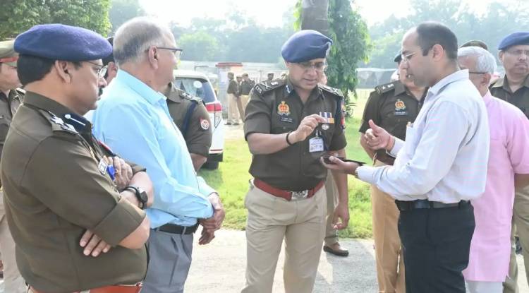 बीएचयू में तमिल समागमम की VVIP कार्यक्रम की तैयारियों व सुरक्षा व्यवस्था का जायजा लेने पहुंचे पुलिस कमिश्नर