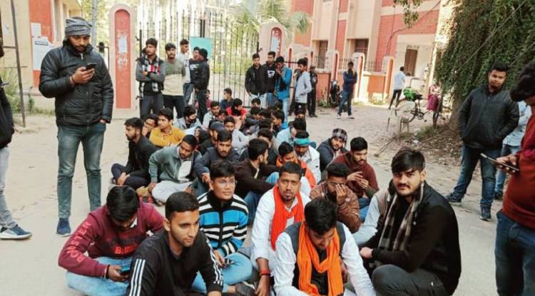 UP College Protest: रात में रैंगिंग करते पकड़े गए थे छात्र