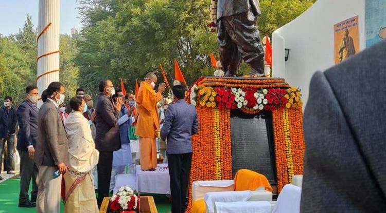 सरदार पटेल की पुण्यतिथि पर सीएम योगी ने दी श्रद्धांजलि, बोले- उन्होंने 'एक भारत-श्रेष्ठ भारत' की रचना की