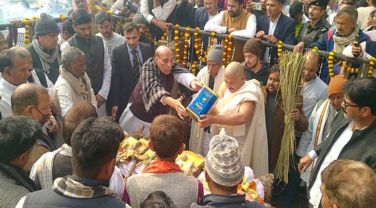 वाराणसी पहुंचे रक्षामंत्री राजनाथ सिंह, बड़ी भाभी के अंतिम संस्कार में हुए शामिल