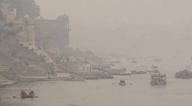 कोहरे के आगोश में वाराणसी, दिन में लाइट जलाकर चलती रही गाड़ियां