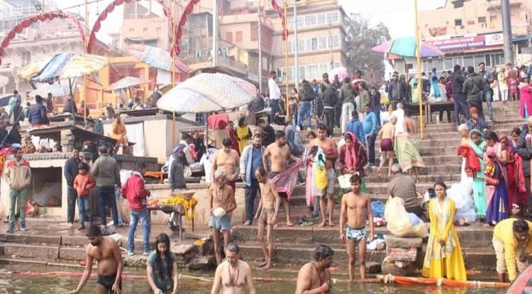 पौष पूर्णिमा स्नान के साथ शुरू हुई माह पर्यंत माघी डुबकी के विधान, वाराणसी में गंगा घाटों पर पहुंचे श्रद्धालु