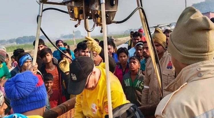 Varanasi Balloon Festival: तीन हॉट एयर बैलून की इमरजेंसी लैंडिंग, काशी से पहुंचे चंदौली