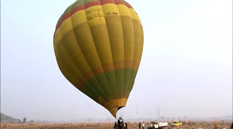 दूसरे दिन भी भटके एयर बैलून, देखने उमड़ी भीड़