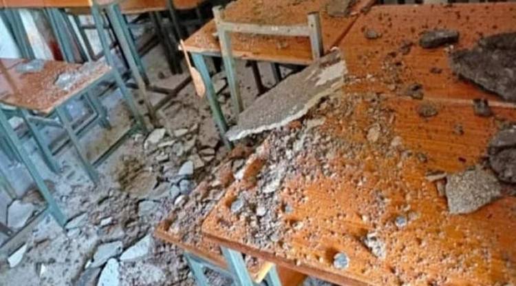 चंदौली में गिरा सरकारी स्कूल की छत का छज्जा, तीन युवक दबे, एक की मौत, मचा हड़कंप