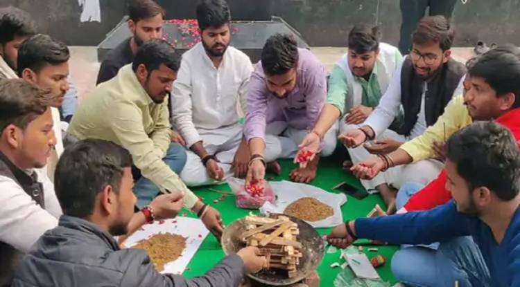 चुनाव अधिकारी की सद्बुद्धि के लिए काशी विद्यापीठ के छात्रों ने किया बुद्धि-शुद्धि यज्ञ