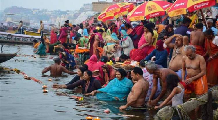 माघ पूर्णिमा: भक्तों ने गंगा में लगाई पुण्य की डुबकी, किया दान-पुण्य