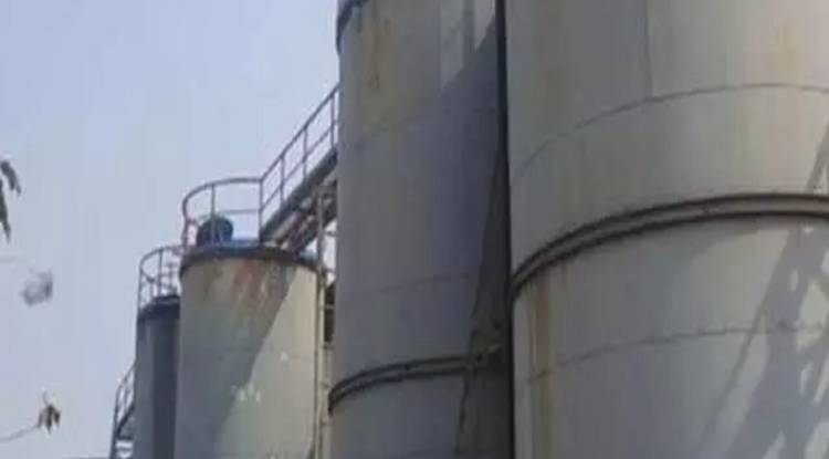 Andhra Pradesh : फैक्टरी में तेल के टैंक की सफाई करते समय दम घुटने से 7 मजदूरों की मौत 