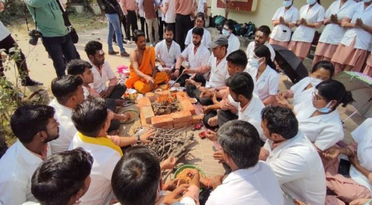 बीएचयू में चौथे दिन भी धरना जारी, नर्सिंग महाविद्यालय के बाहर छात्रों ने किया शुद्धि बुद्धि यज्ञना