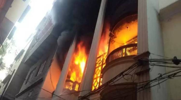 varanasi: साड़ी के होलसेल दुकान में लगी भीषण आग, लाखों का सामान जलकर खाक, फायर ब्रिगेड ने आग पर काबू पाया