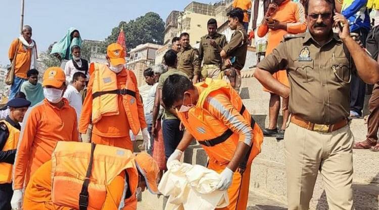 वाराणसी के त्रिलोचन घाट पर गंगा में स्नान के दौरान डूबने से युवक की हुई मौत, दो घंटे के बाद मिला शव