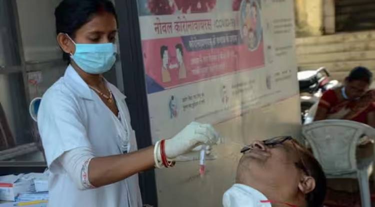 Coronavirus Cases: देश में एक बार फिर बढ़े कोरोना के मरीज, एक दिन में आए 12 हजार से ज्यादा केस, 42 ने तोड़ा दम