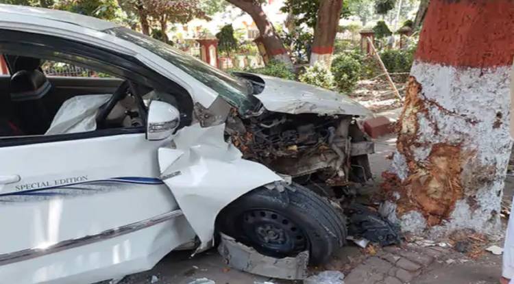 BHU में पेड़ से टकराई कार, बुरी तरह हुई क्षतिग्रस्त
