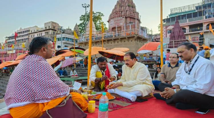 प्रधानमंत्री के भाई पंकज मोदी ने काशी में किया मां हीराबेन का पिंडदान, पूर्वजों का किया गया तर्पण