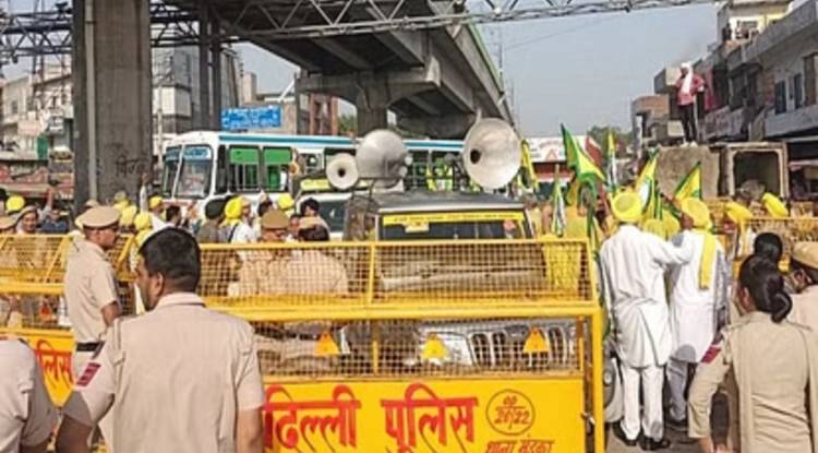जंतर मंतर पर पहलवानों के समर्थन में टिकरी बॉर्डर पहुंची महिला किसानों को पुलिस ने रोका, नारेबाजी के बाद खोला नाका