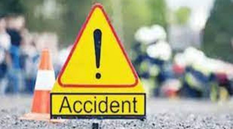 Road accident: बाइक सवार को बचाने में ट्रक पलटा, ड्राइवर घायल