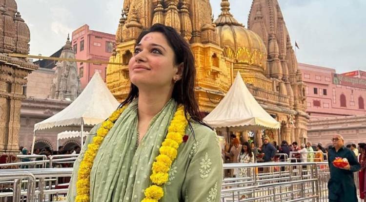अभिनेत्री तमन्ना भाटिया ने विश्वनाथ धाम में टेका मत्था