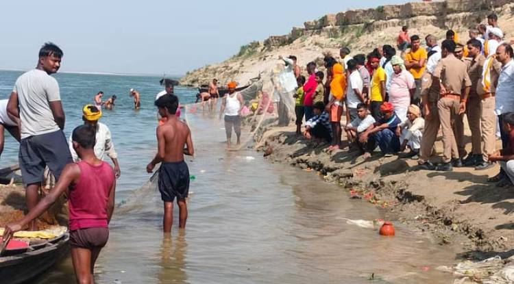 नहाते वक्त गंगा में डूबने लगे तीन युवक