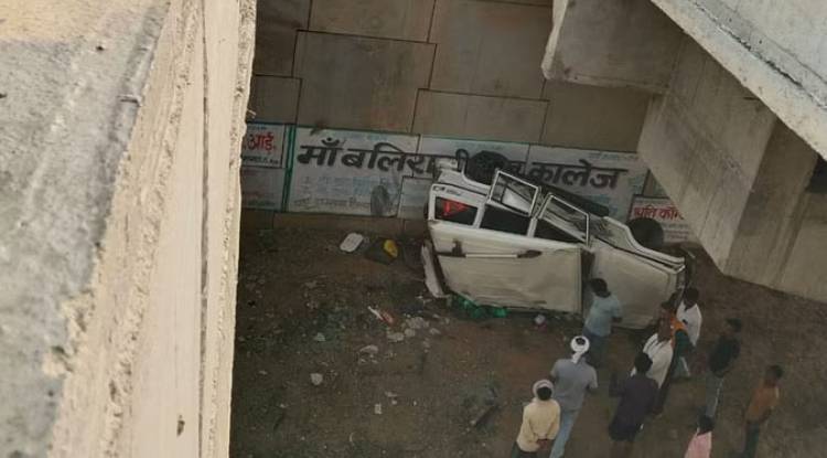 फ्लाईओवर से 30 फीट नीचे गिरी बोलेरो, ड्राइवर को झपकी आने से हुआ हादसा