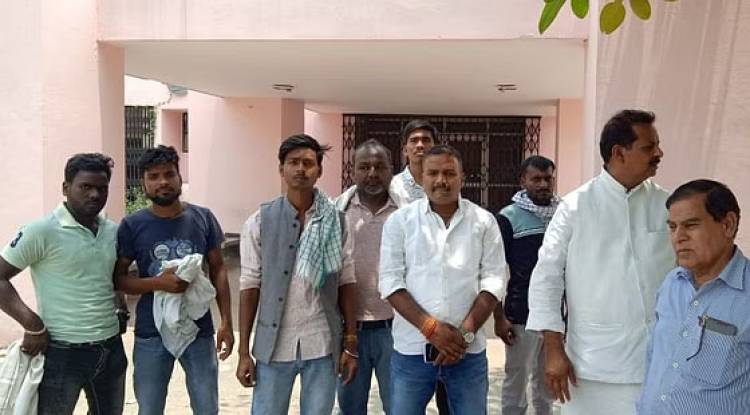 टक्कर के बाद पिकअप में फंसा साइकिल सवार का शव, राहगीरों ने देखा तो मौके से फरार हुआ चालक