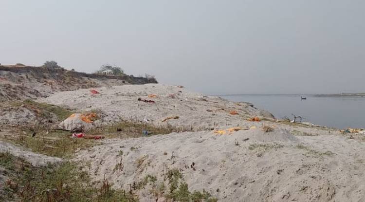 रेत समाधि : गंगा तट पर तीन महीने के भीतर सौ से अधिक शवों को किया गया दफन
