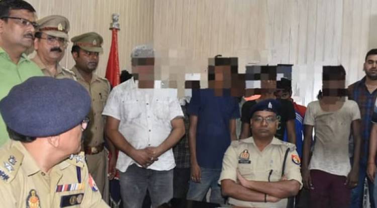 नशीली दवाओं का खुलासा: घर में छिपकर बनाते थे नशीली दवाइयां, पुलिस ने मारा छापा