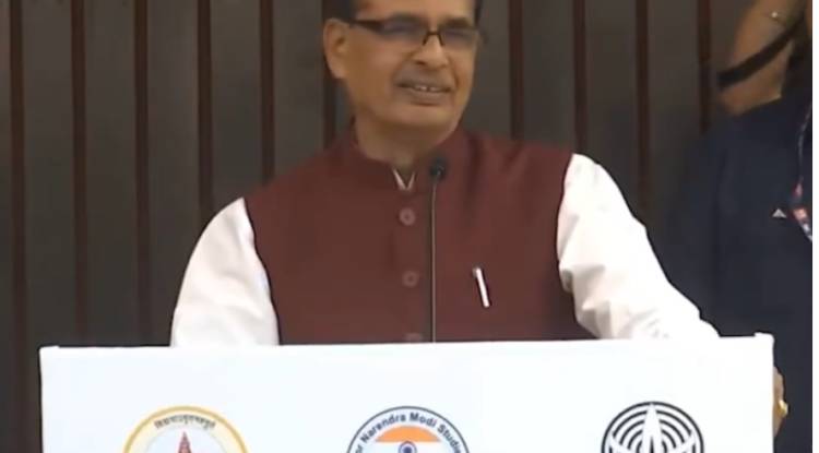 संविधान हाथ में लेकर शपथ लेने वालों के इतने पाप हैं कि उन्हें इसे छूने का भी हक नहीं : शिवराज चौहान
