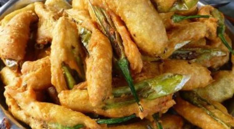 ईविनिंग में आसानी से चाय के साथ बनाएं कोरिएंडर चिल्ली स्पिनिच फ्रिटर्स