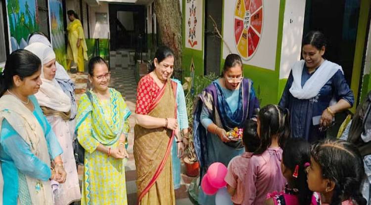  गर्मी की छुट्टी के बाद खुले परिषदीय स्कूल, पहले दिन तिलक लगाकर किया गया नौनिहालों का स्वागत