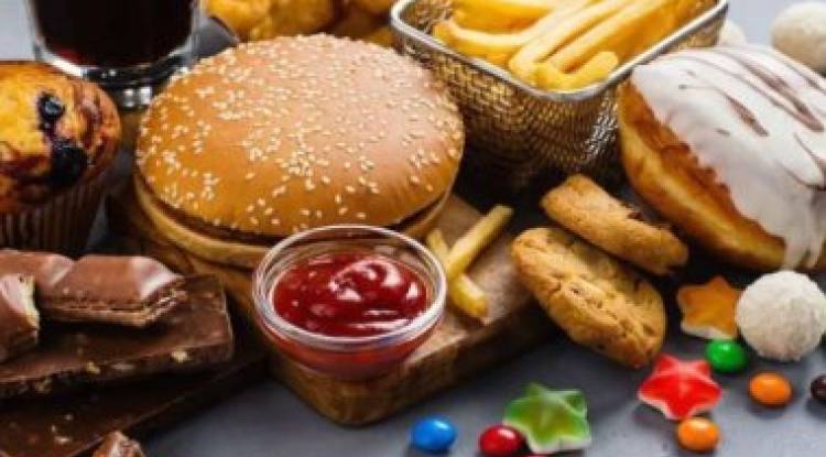 Health Tips: लगातार जंक फ़ूड का सेवन करने से घेरने लगती मानसिक बीमारिया, पढ़ें क्या कहती है रिपोर्ट
