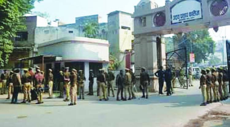 वक्फ बोर्ड विवाद : यूपी कॉलेज में बाहरी लोगों की एंट्री बंद