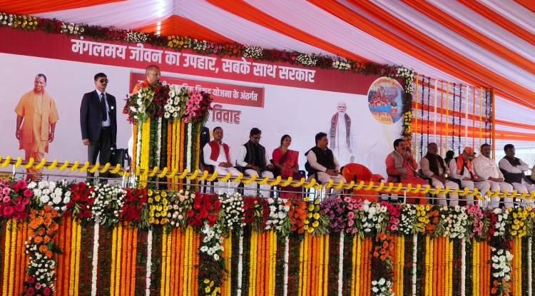 शहनाइयों की गूंज के बीच शादी के बंधन में बंधे 401 जोड़े, सीएम ने वर-बधु को दिया आशीर्वाद