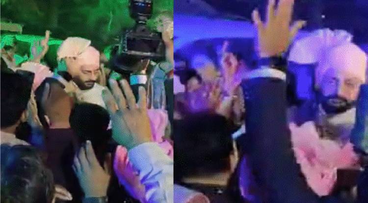 Varanasi : सिर पर गुलाबी पगड़ी बांध बाराती बने दिखे अभिषेक बच्चन