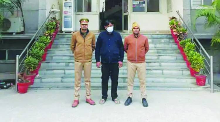 नोएडा के प्ले स्कूल टॉयलेट में मिला स्पाई कैमरा
