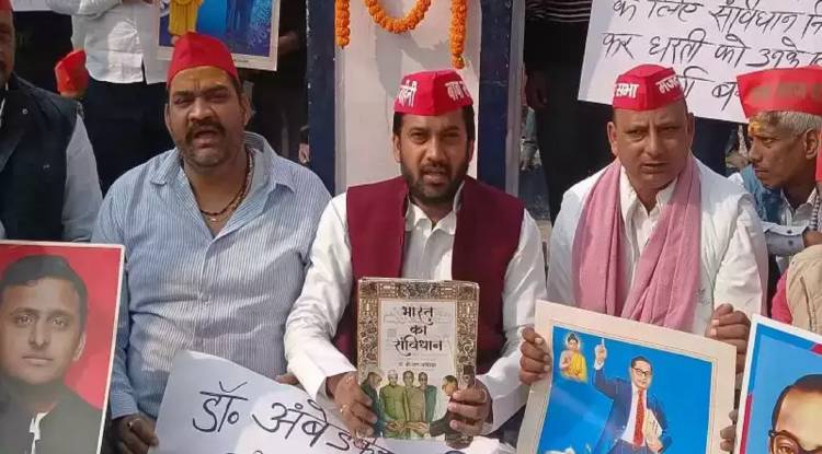  डॉ. भीमराव अंबेडकर गलत  टिप्पणी पर अंबेडकर वाहिनी कार्यकर्ताओं ने किया विरोध प्रदर्शन