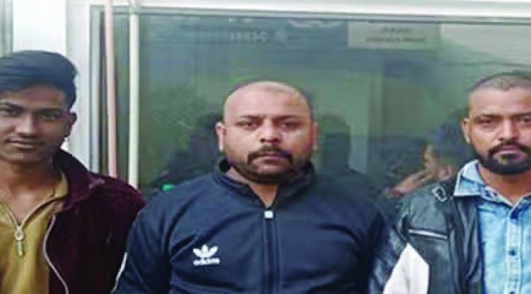  बाल उगाने का दावा करने वाले के सिर पर खुद नहीं बाल