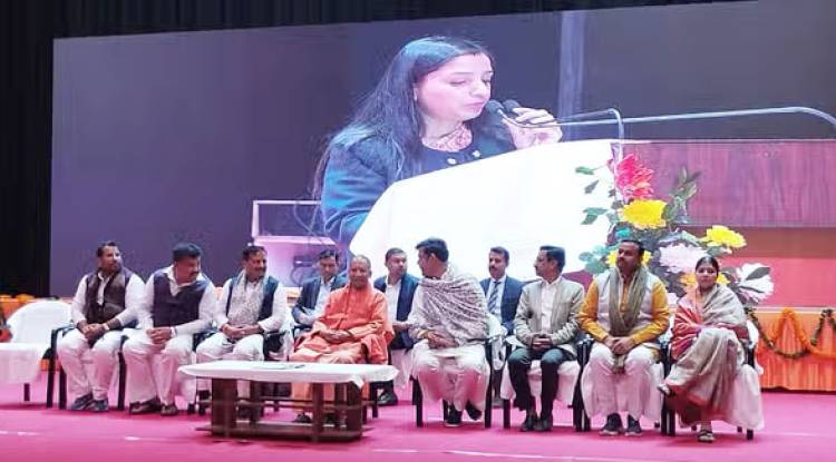 समर्थ और सशक्त समाज के लिए आधी आबादी को स्वावलम्बी बनाने की जरूरत: सीएम योगी