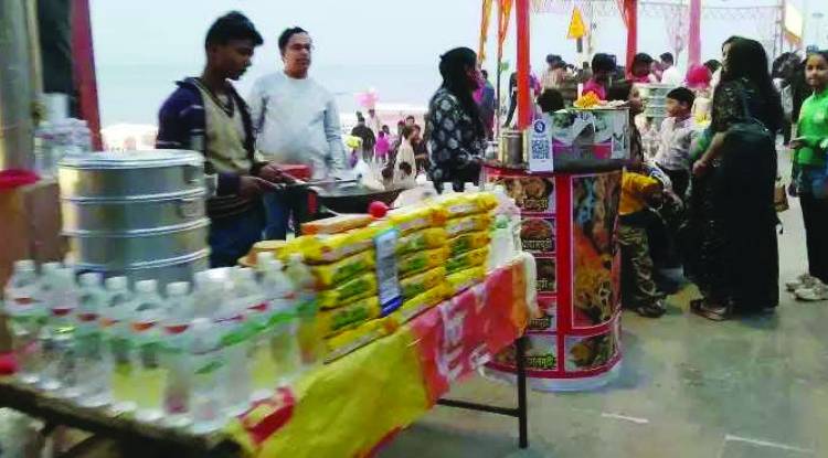 साहब, अस्सी घाट पर किसके संरक्षण में लग रही अवैध दुकानें !
