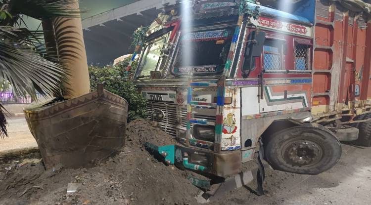 वाराणसी में रिंग रोड पर श्रद्धालुओं से भरी बस और ट्रक में टक्कर, बस ड्राइवर घायल