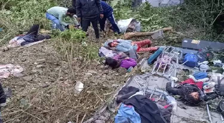  नैनीताल में 100 मीटर गहरी खाई में गिरी बस, एक बच्चे समेत 4 की मौत, 24 घायल 