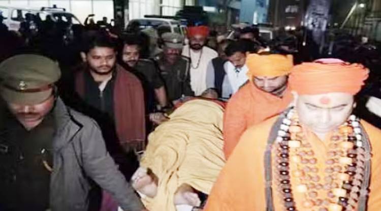 सड़क हादसे  में आवाहन अखाड़े के महामंडलेश्वर अरुण गिरी समेत तीन घायल