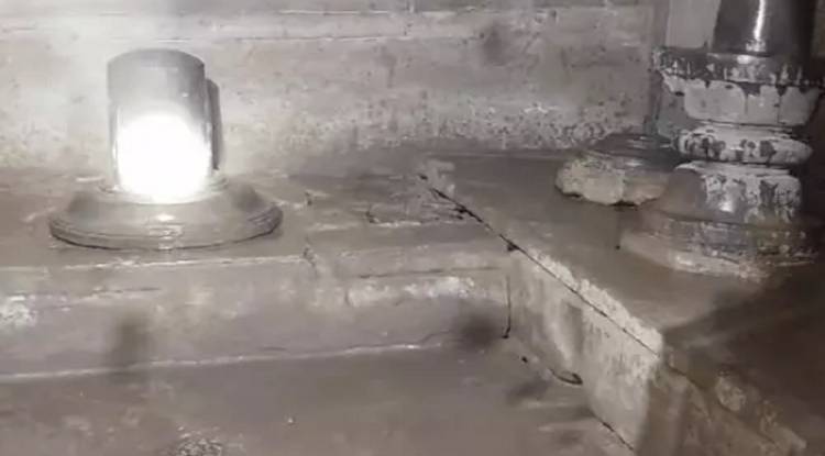 वाराणसी में खोला गया 250 साल पुराना मंदिर, 3 खंडित मिले शिवलिंग, 14 जनवरी के बाद होगा विधि विधान से पूजा